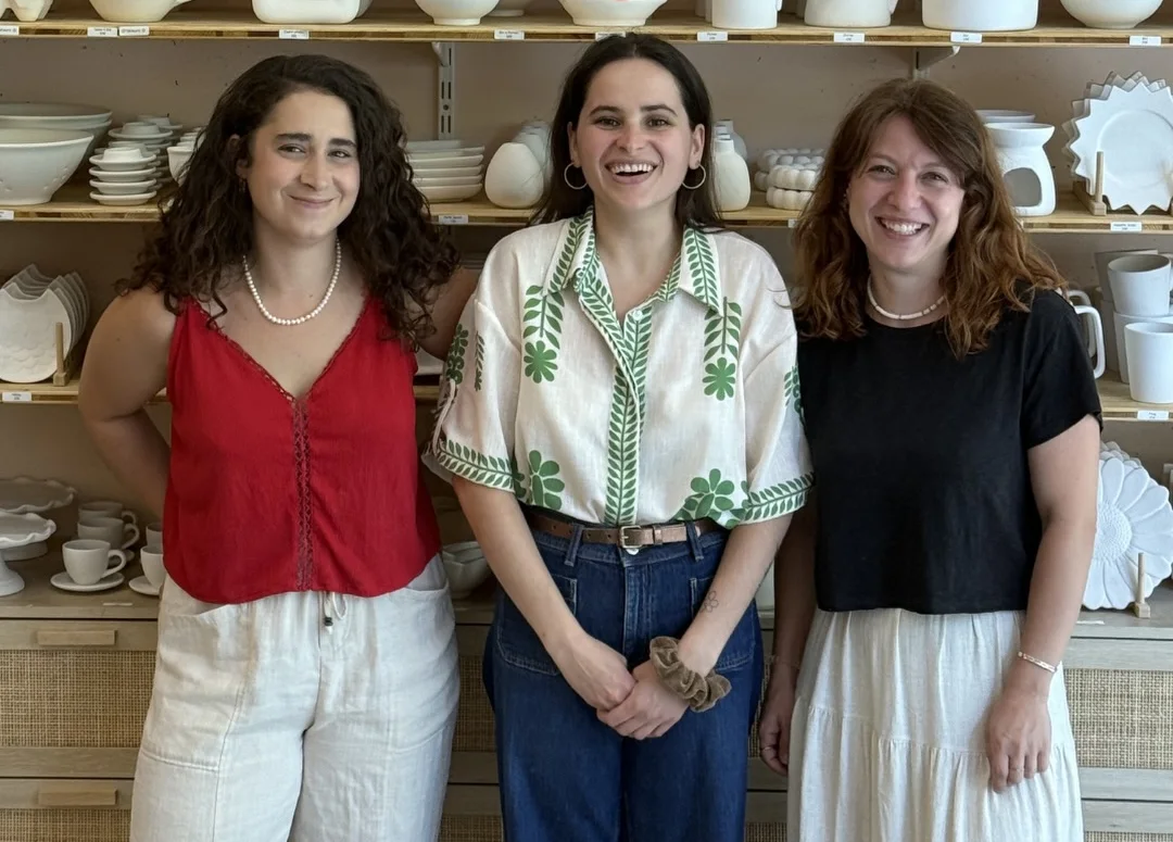 Lucile, Pauline et Victoria dans le café Comptoir Ceramica