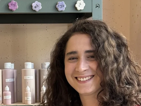 Lucile devant les couleurs de peinture pour céramique