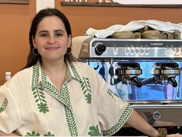 Pauline devant la machine à café du Comptoir Ceramica