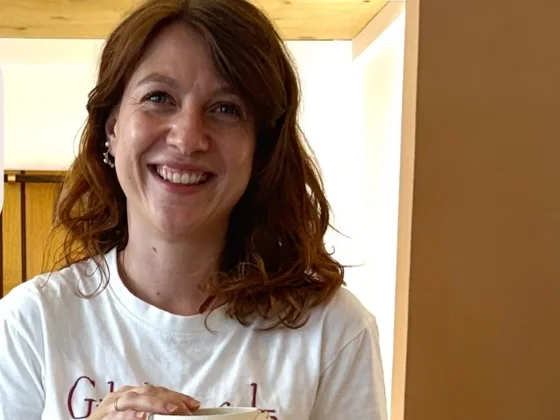 Victoria souriante au Comptoir Ceramica